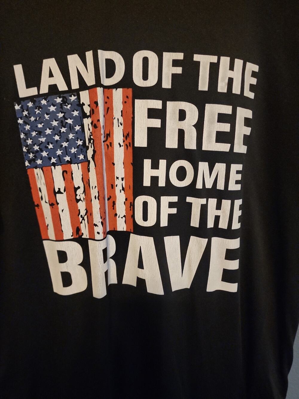 “Land Of The Free Home Of The Brave” Men’s Black And White Graphic Tee Sz L. E47
